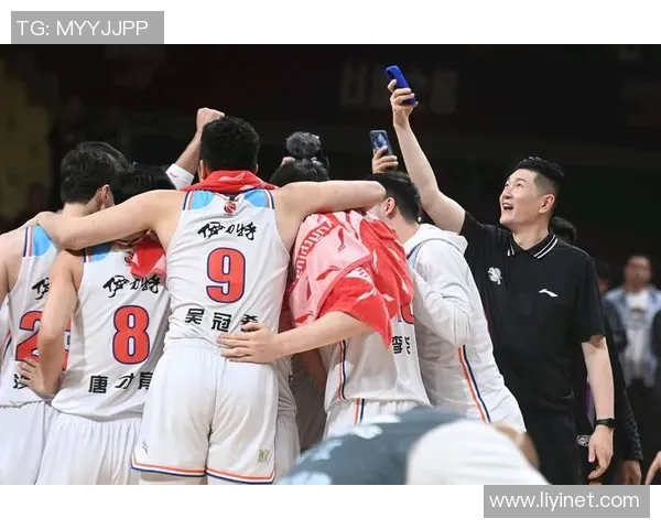 新疆男篮大胜广东队,夺得CBA季后赛开门红 新疆男篮大胜广东队,夺得CBA季后赛开门红