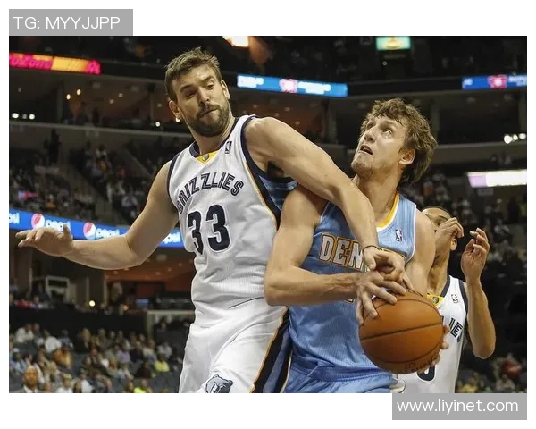 掘金队与灰熊激战正酣谁能在季后赛中笑到最后