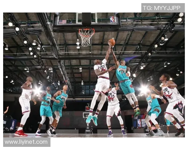 拓荒者与灰熊的激烈对决谁能在赛场上笑到最后